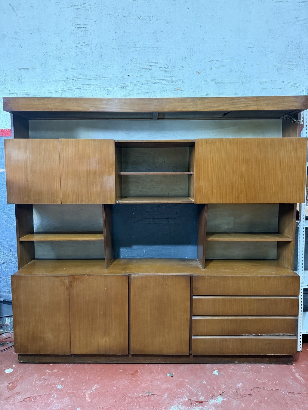 Mueble grande con estantes y cajones