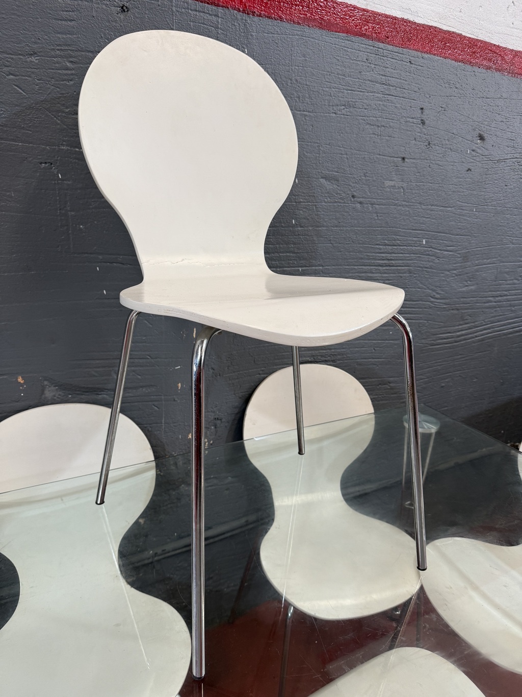 Silla moderna con base metálica