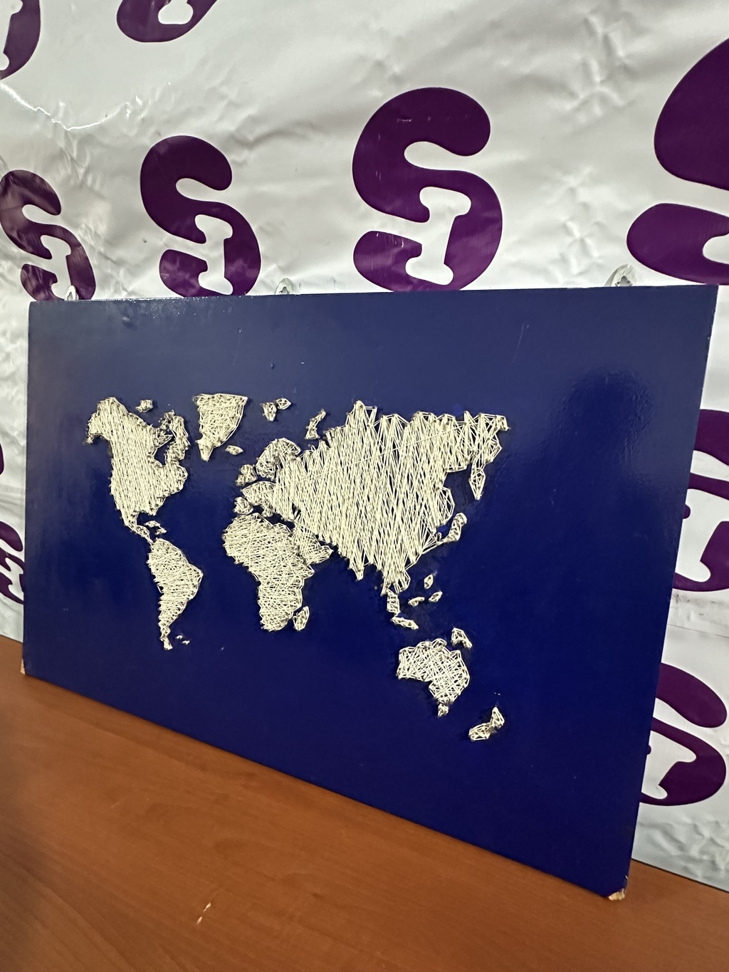 Mapa mundo con hilo y clavos