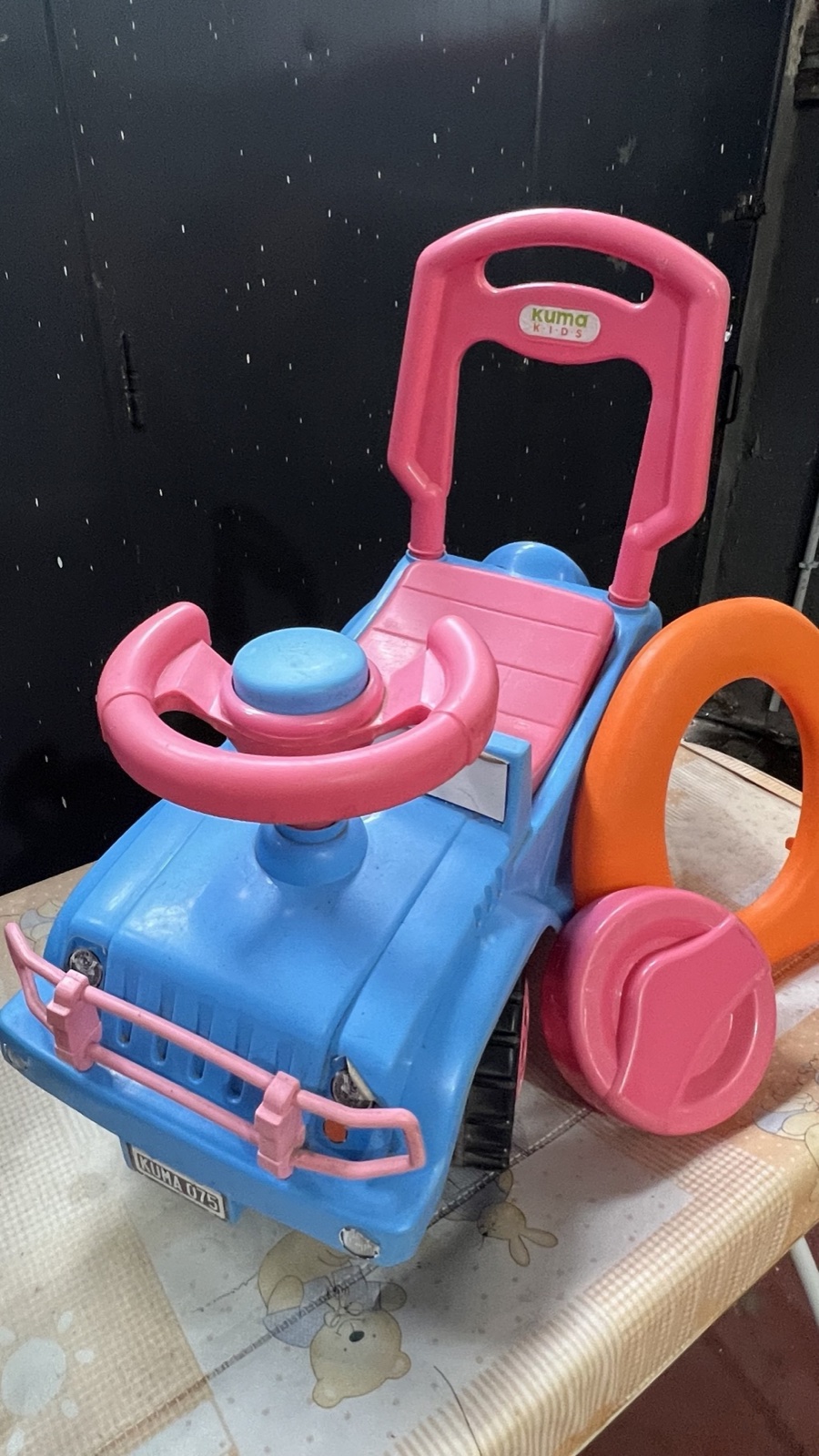 Auto montable infantil con timón y manija