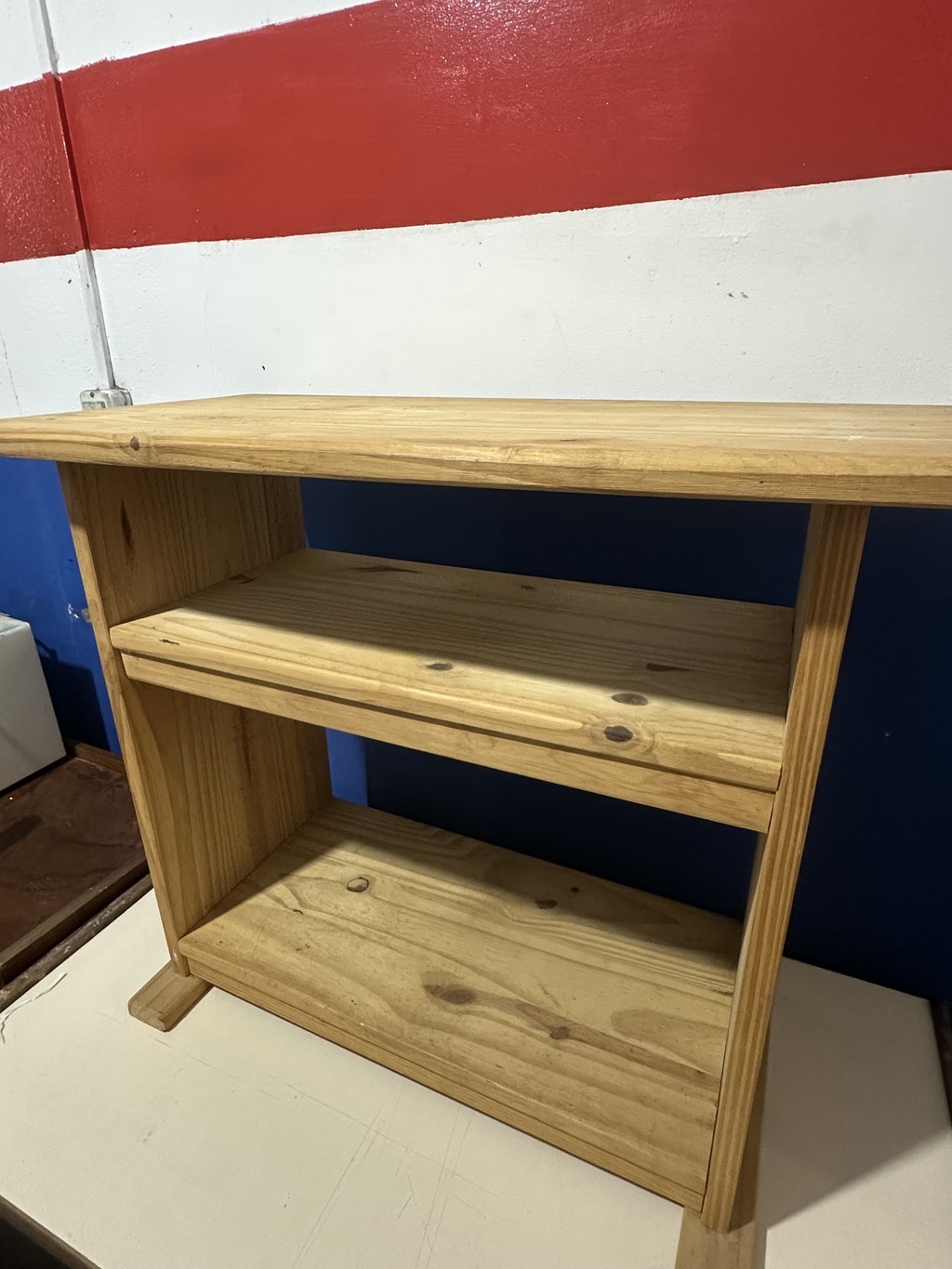 Mesa de madera con estante