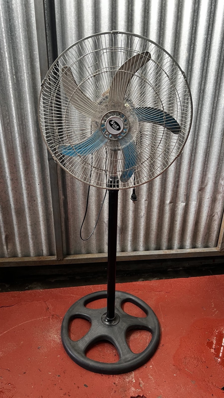 Ventilador de pie con base circular y accesorio