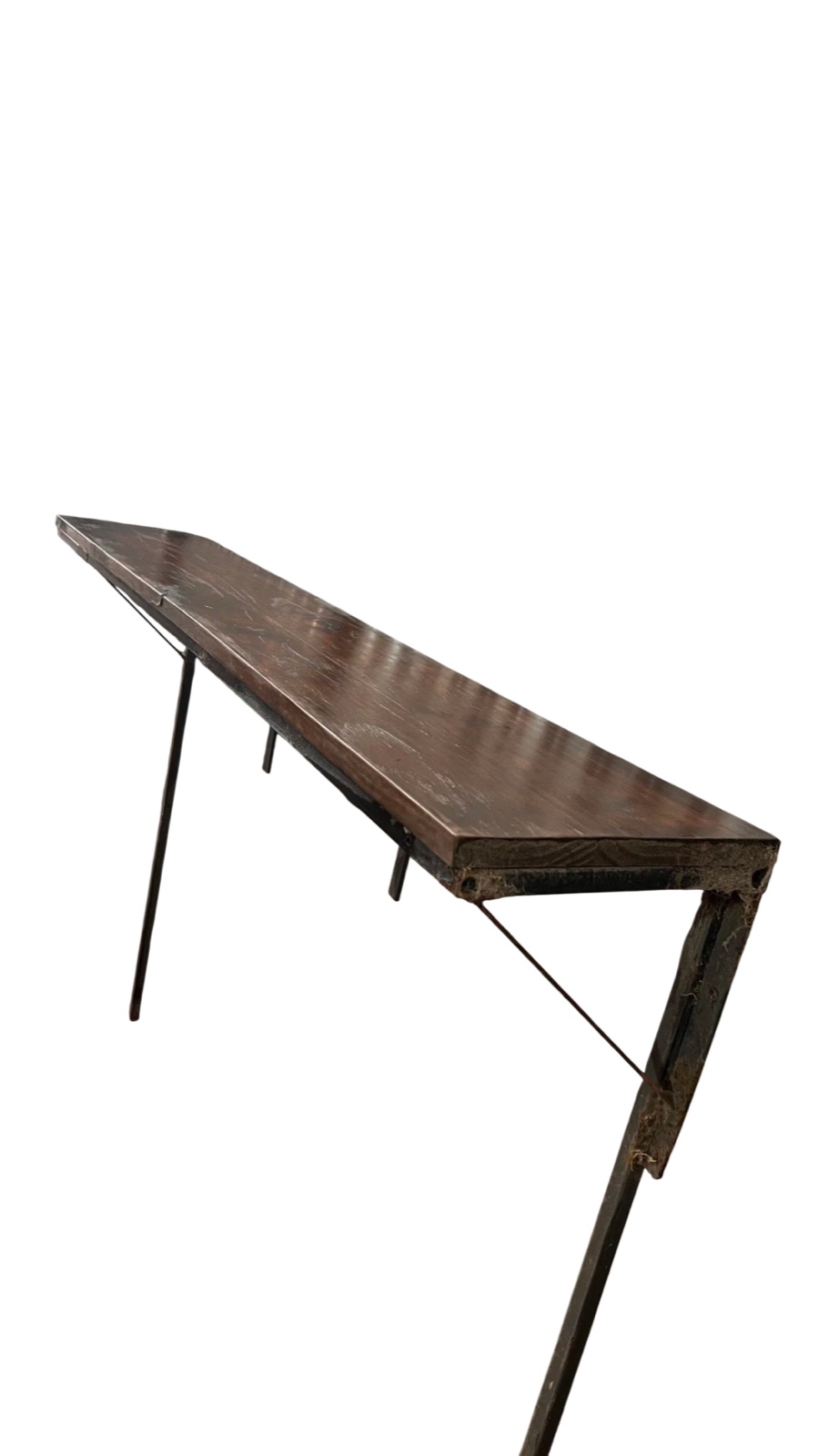 Barra de pared de madera con patas metálicas