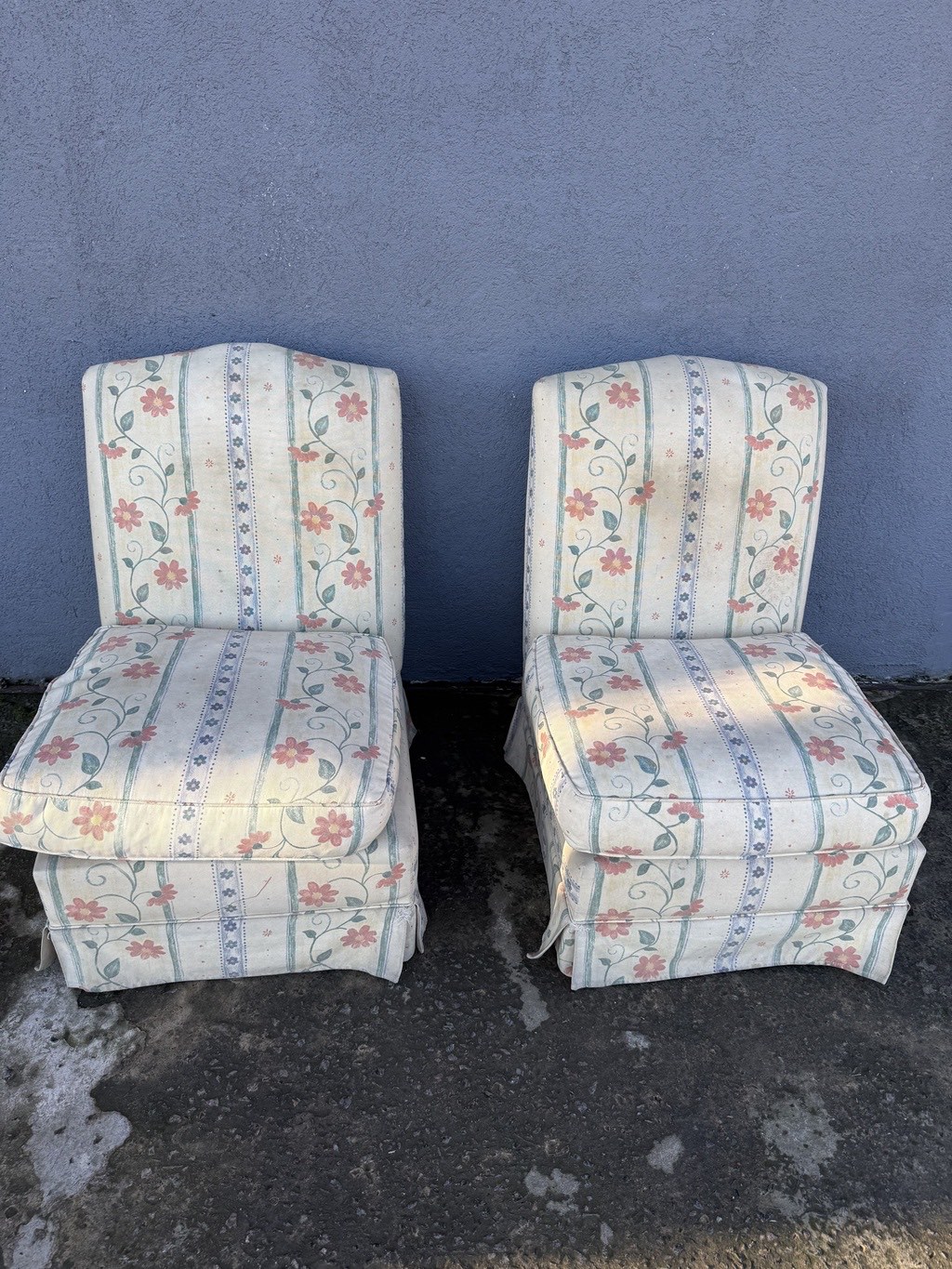 Sillones tapizados con diseño floral
