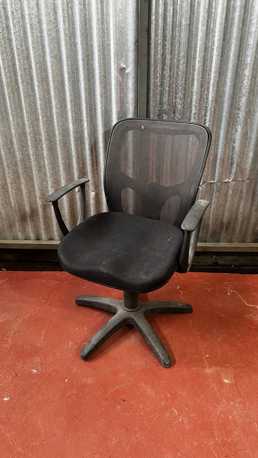 Silla de oficina con respaldo de malla