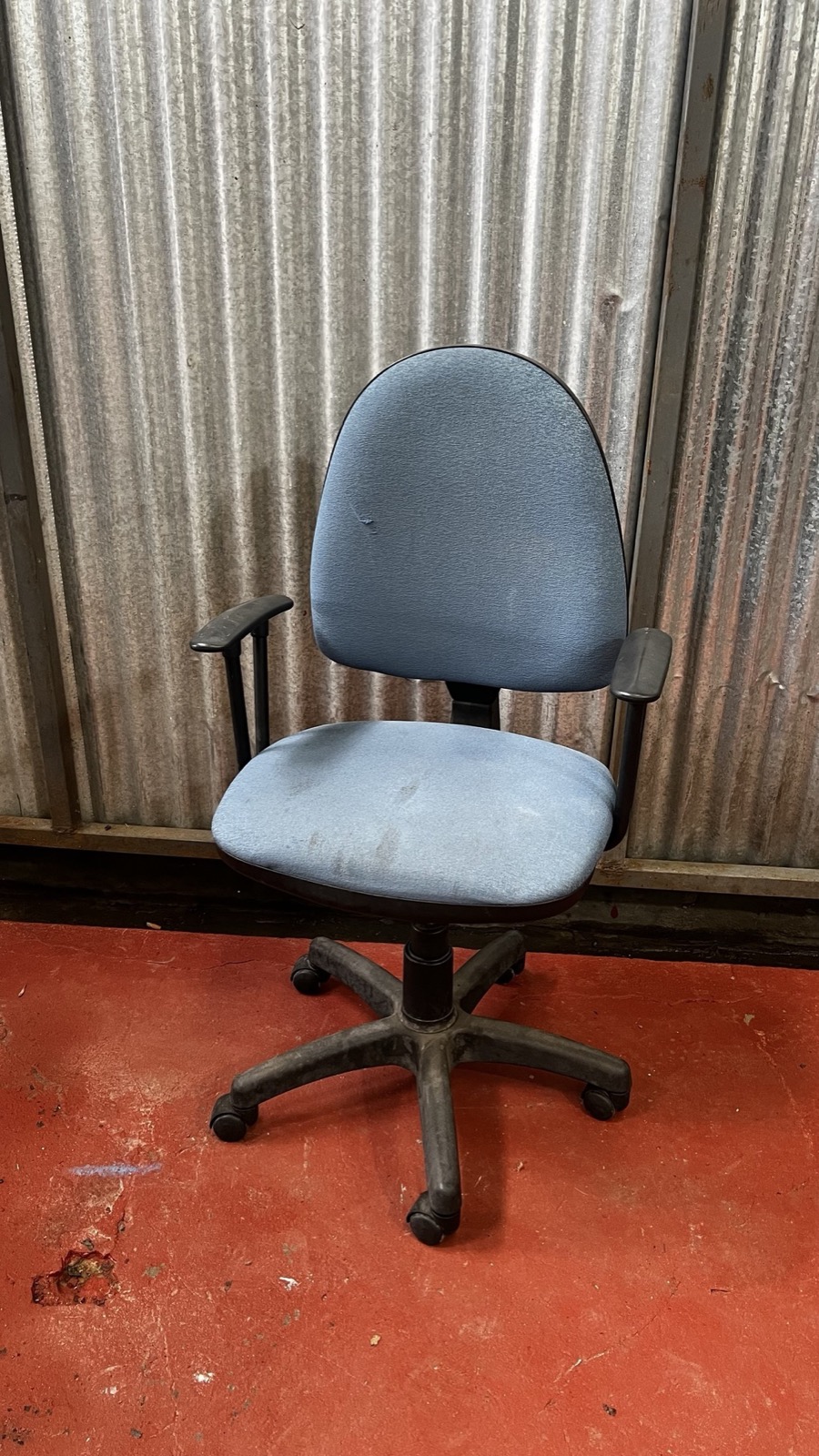 Silla giratoria de oficina con apoyabrazos