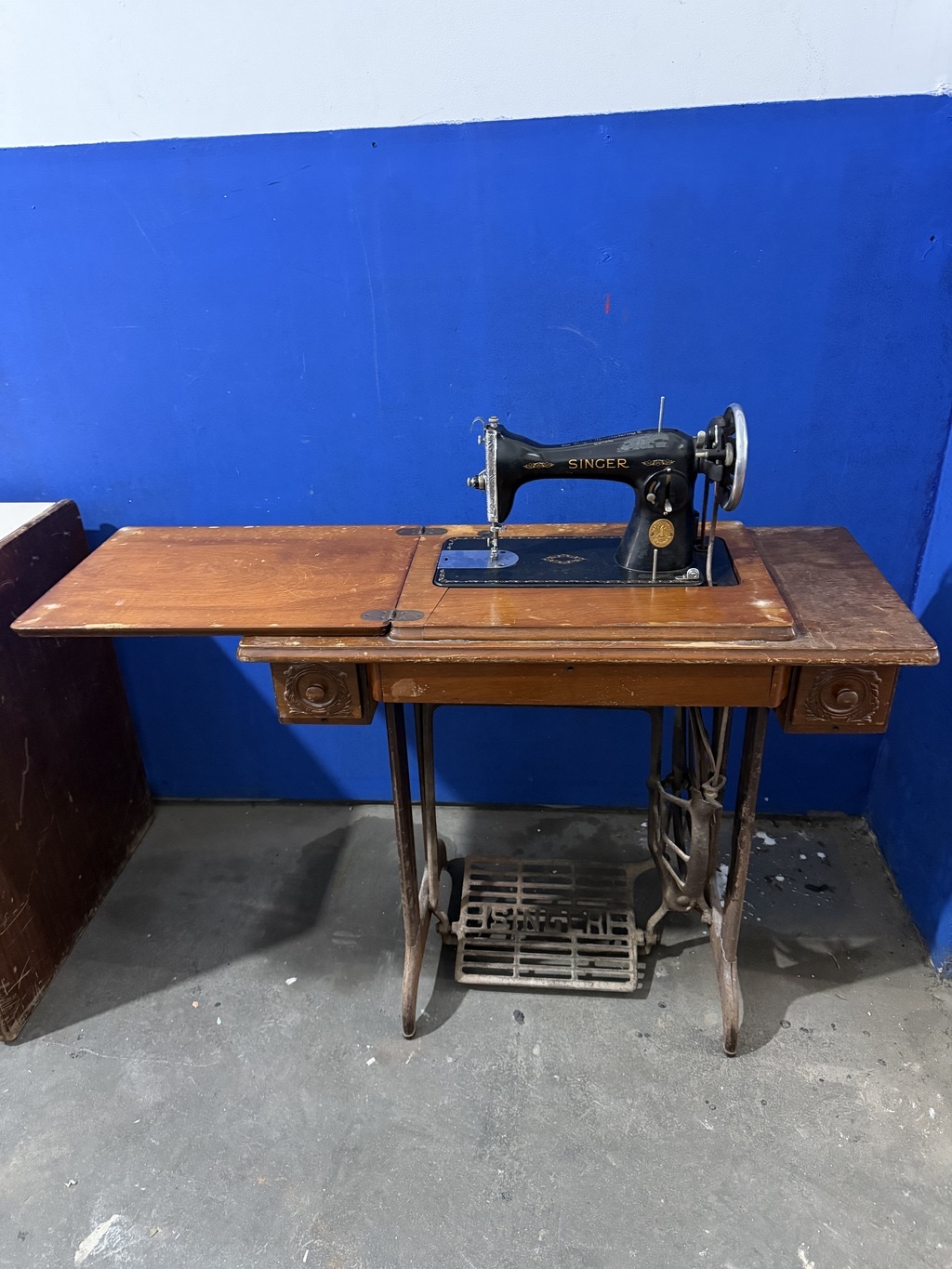 Máquina de coser antigua Singer con mueble