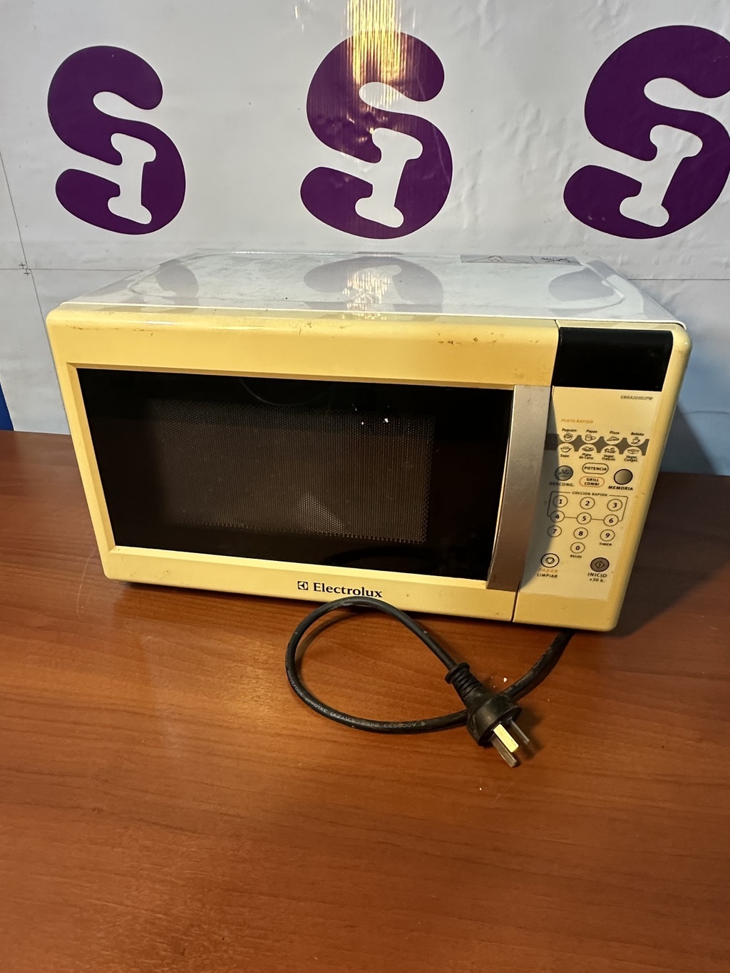 Microondas Electrolux con panel para revisar
