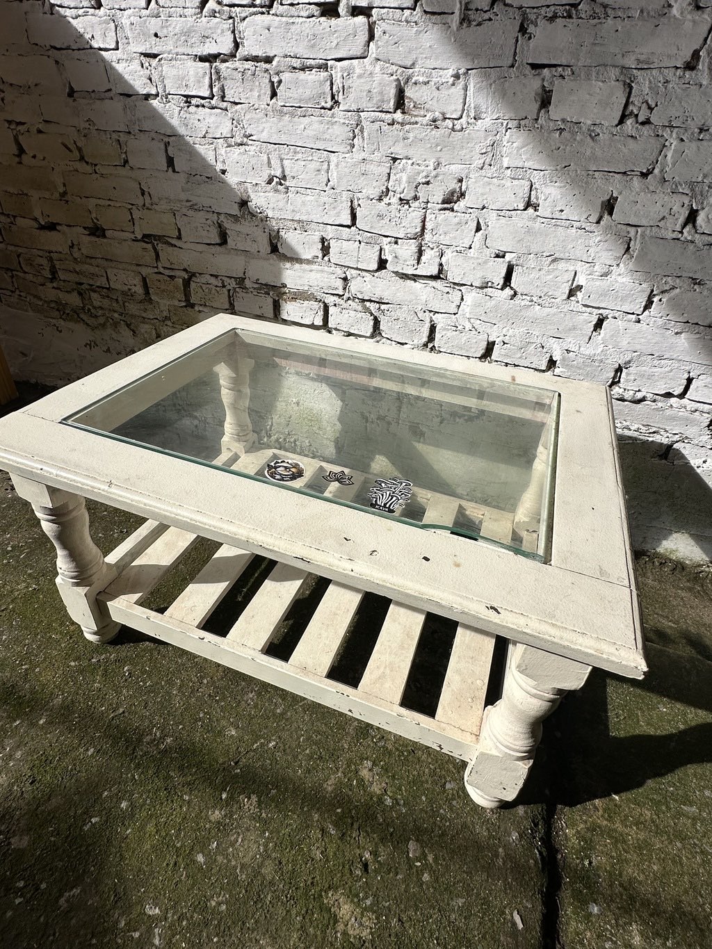 Mesa ratona de madera con vidrio