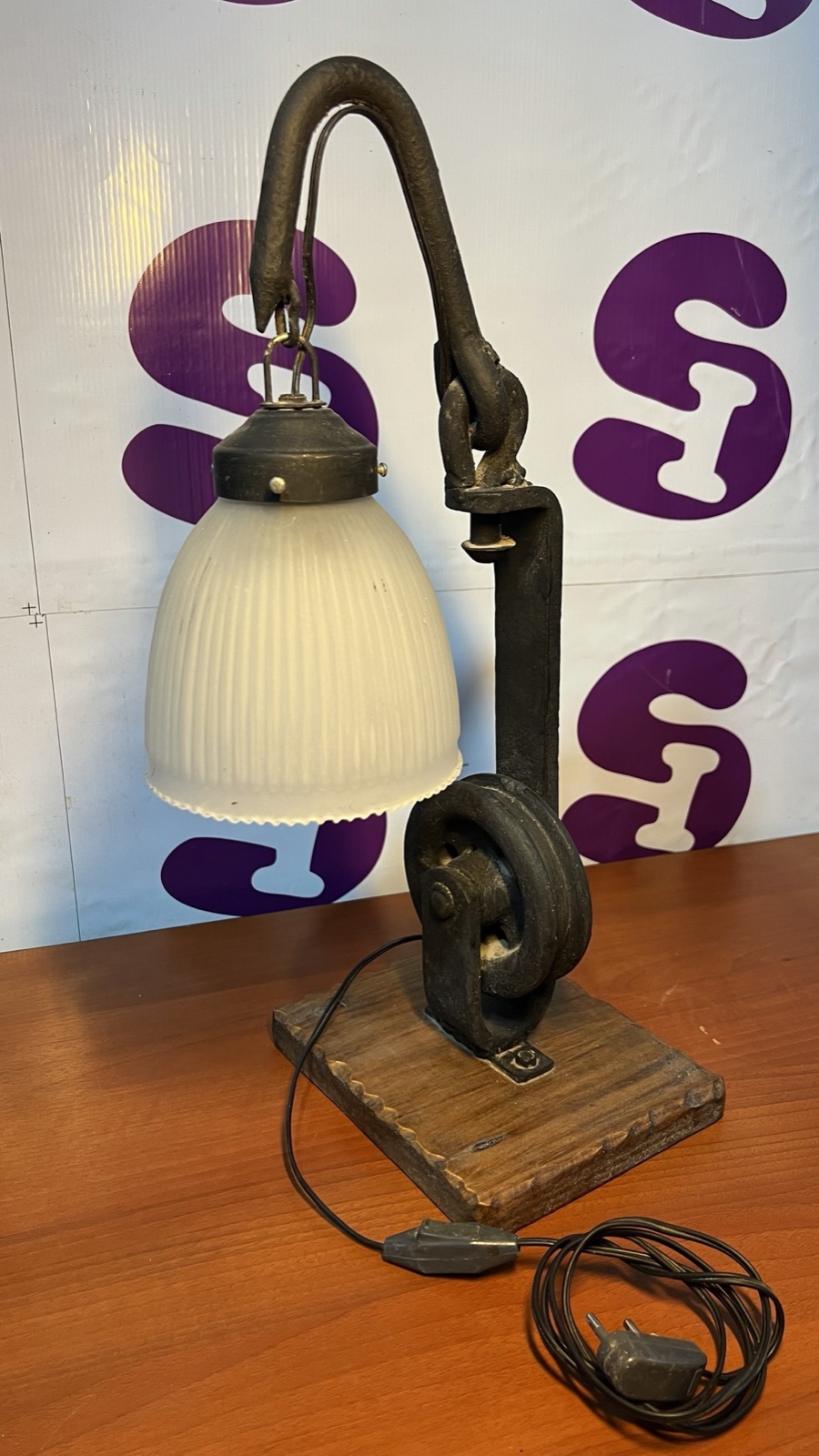Lámpara de mesa con base de madera y metal
