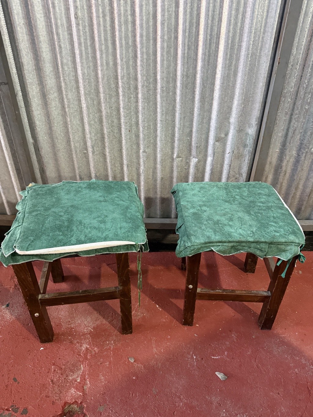 Juego de banquitos de madera con acolchado x3