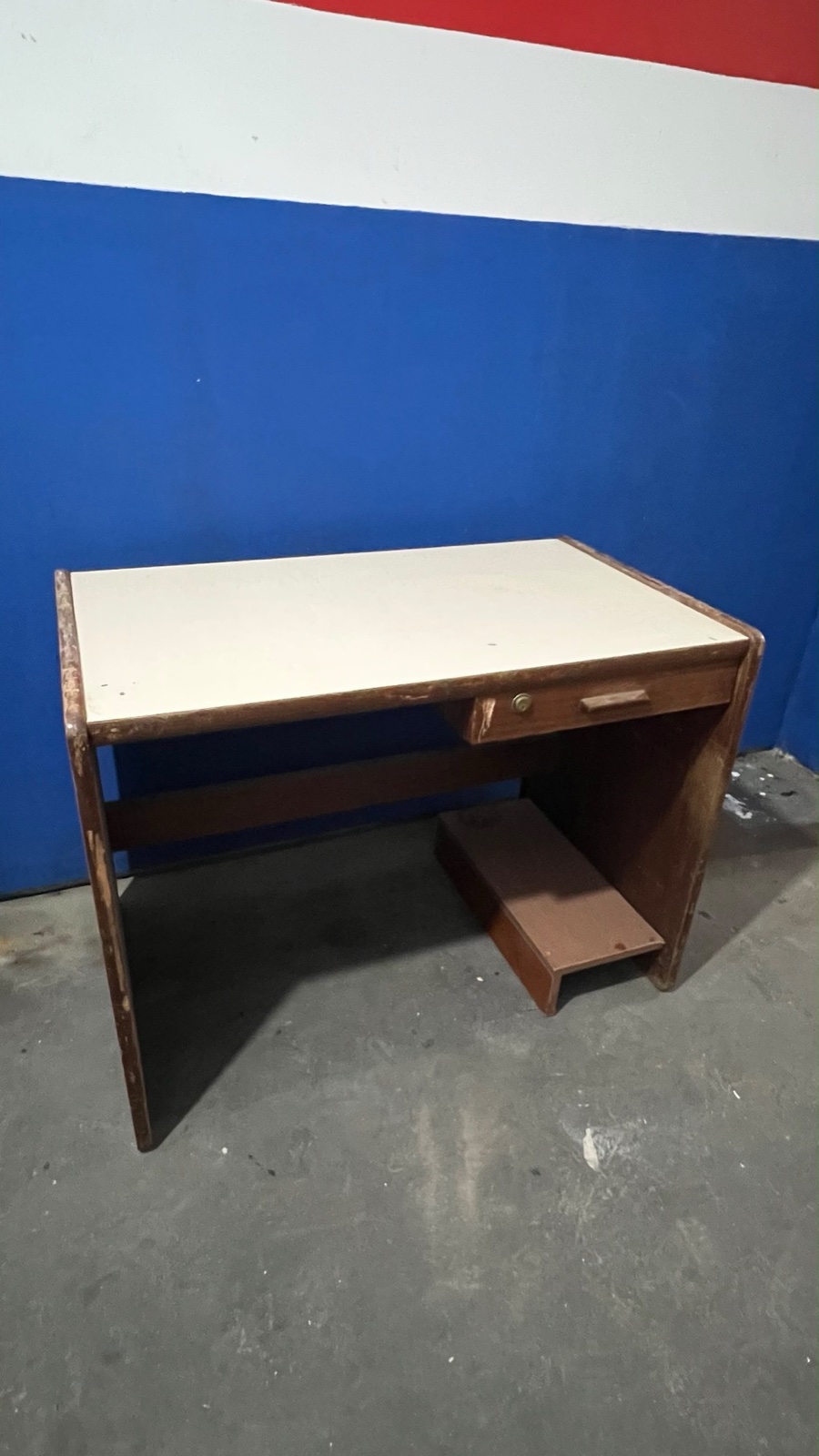 Escritorio de madera con cajón