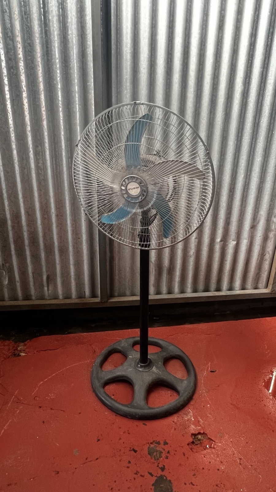 Ventilador de pie con base circular