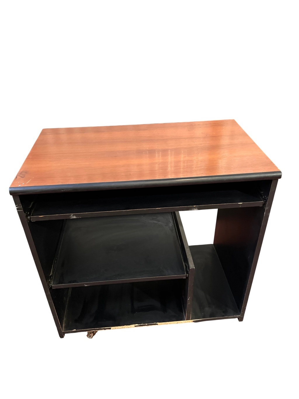 Mesa de escritorio con estantes
