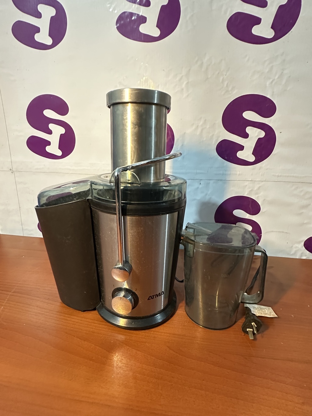 Extractor de jugos Atma con jarra