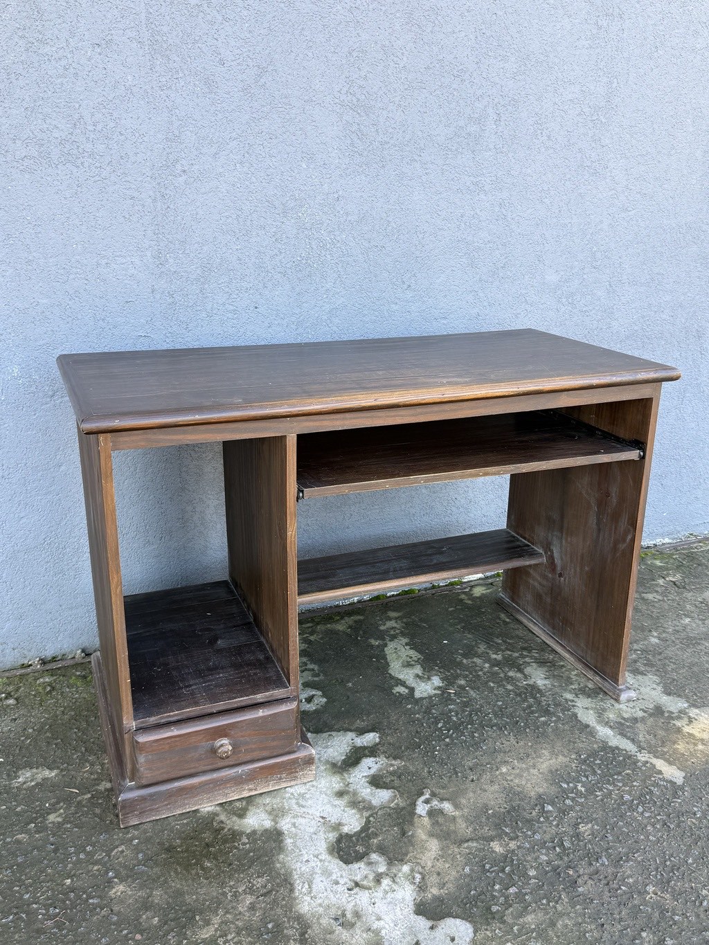Escritorio de madera con repisas y cajón