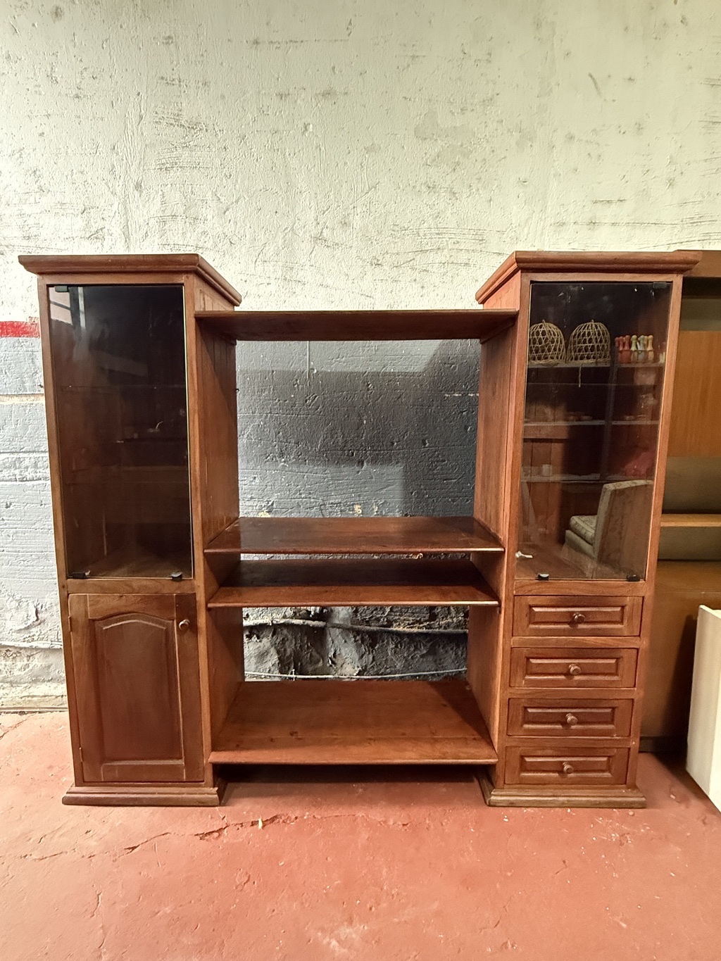 Mueble algarrobo Estante de madera con vitrinas